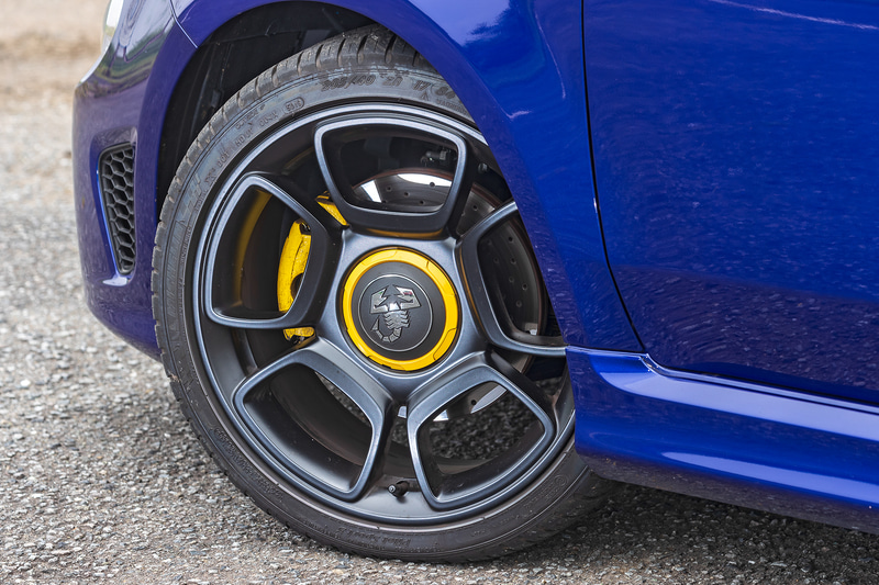 専用17インチアルミホイールに組み合わされるのはミシュラン パイロットスポーツ3でサイズは205/40R17