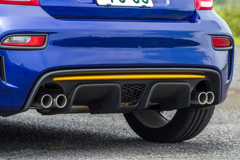 リアバンパーにもイエローのアクセント。マフラーはパイプエンドが左右4本出しのレコードモンツァ