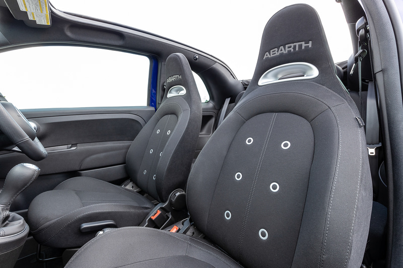 スポーティな雰囲気のシートデザイン