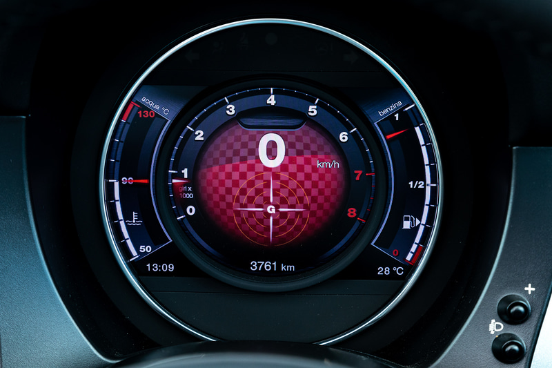 メーターの表示もスポーツモード（左）とノーマルモード（右）で切り替わる