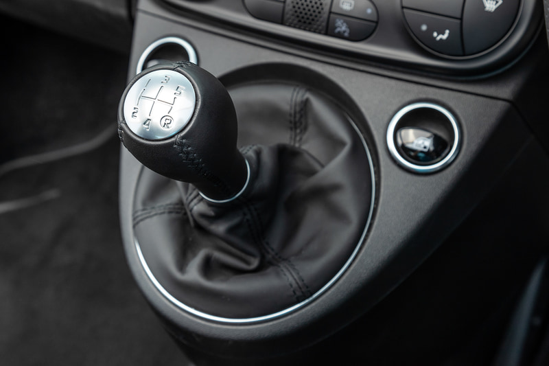 試乗車のピスタは3ペダルの5速MT。通常の595Cでは選べない限定車ならではのモデル