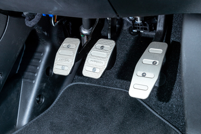 試乗車のピスタは3ペダルの5速MT。通常の595Cでは選べない限定車ならではのモデル