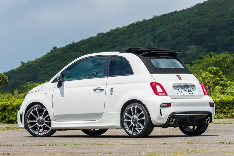 試乗車は2019年4月～12月に生産された70周年記念限定エンブレム装着車