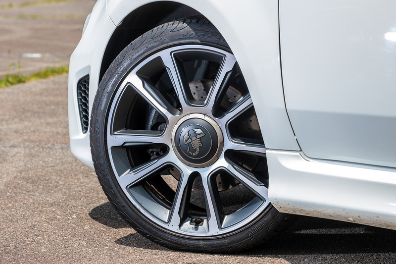 17インチホイールと組み合わせられるのはピレリ P Zero Neroでサイズは205/40R17