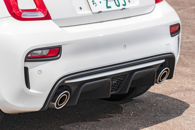 リアバンパー。テールパイプは左右2本出し