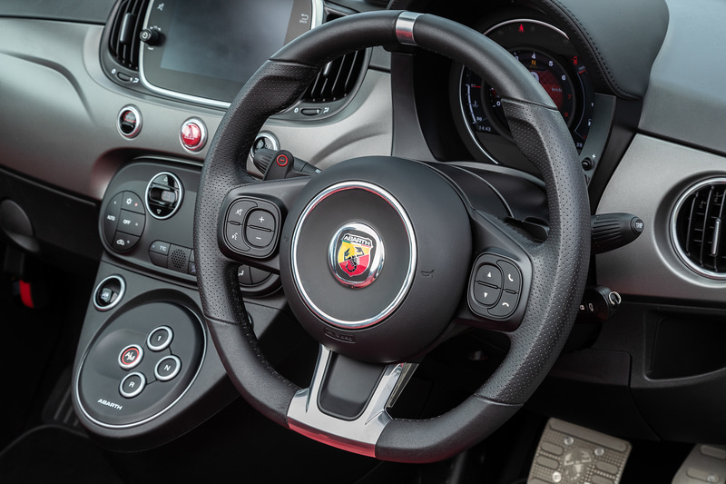 オーディオ/ハンズフリーコントローラー付ステアリングにはシフトパドルがつく