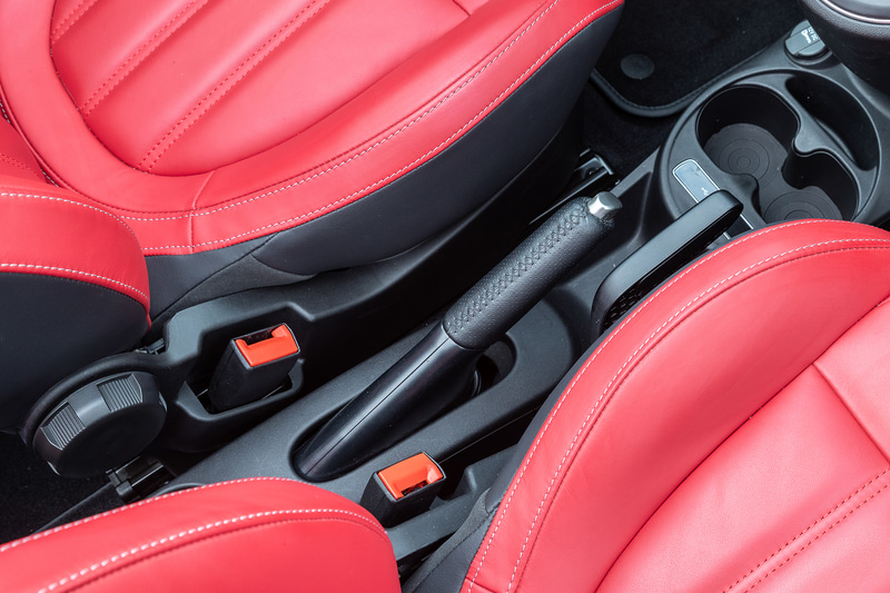 ハンドレバー式のサイドブレーキ