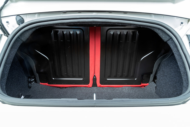 トランク。後席は5：5の分割可倒式