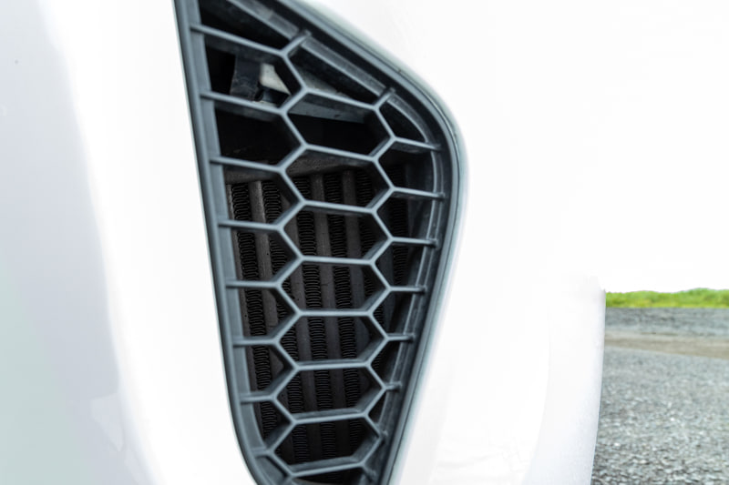 サイドダクトの中にはインタークーラーが収まる