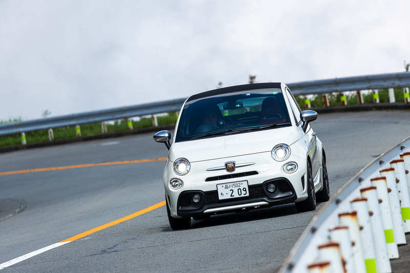 カタログモデルの595C ツーリズモは2ペダルの5SMTのみが設定