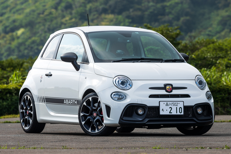 595 コンペティツィオーネ。今回試乗した中で唯一のメタルトップ仕様