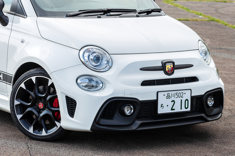 フロントバンパー。エンブレムのまわりの架飾がブラックアウトされているのが特徴