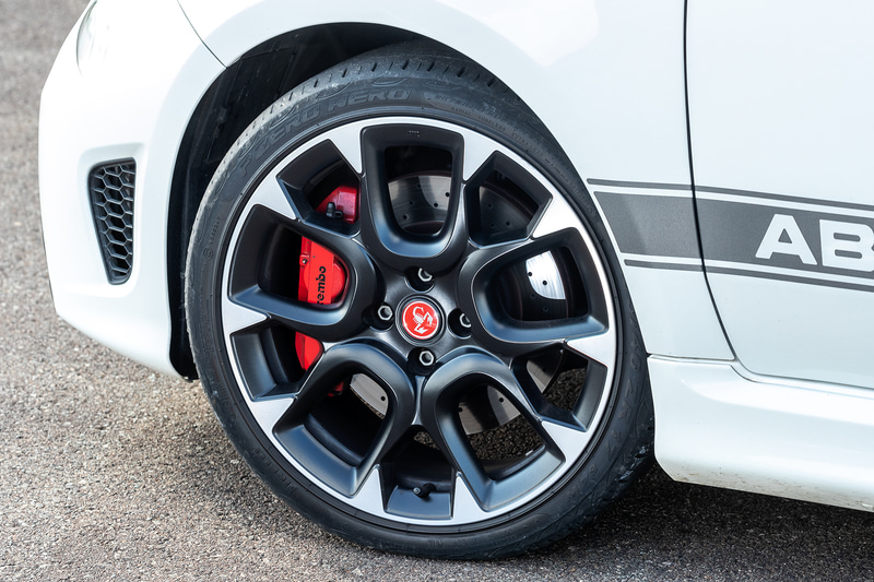 専用デザインの17インチアルミホイール、ブレーキはブレンボ製4ピストンキャリパーを装備する