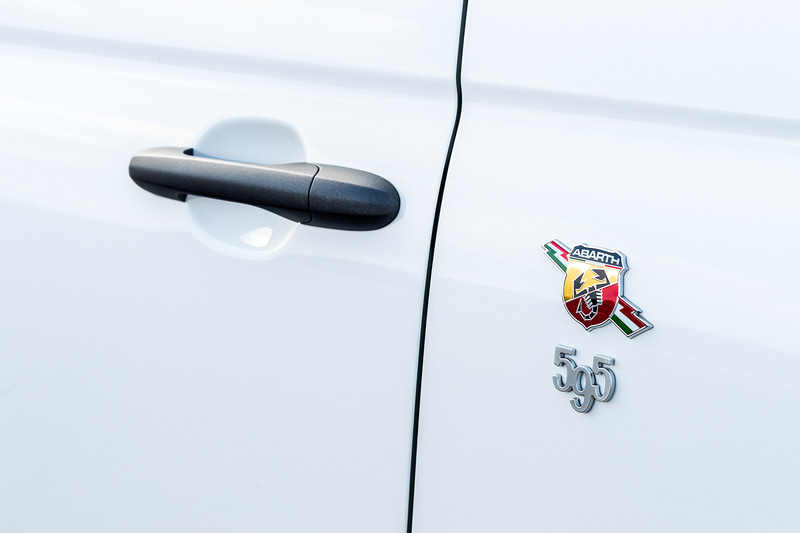 595のエンブレム。ドアハンドルもブラックになる