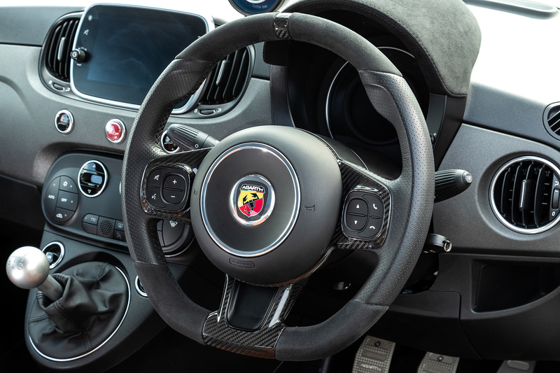 カーボンの架飾が加えられたレザーとアルカンターラのステアリング