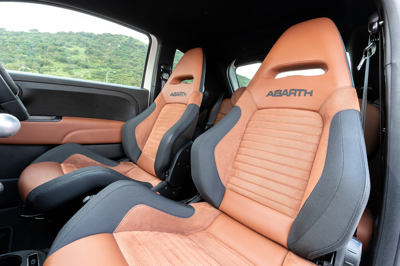 サベルト製のスポーツシート