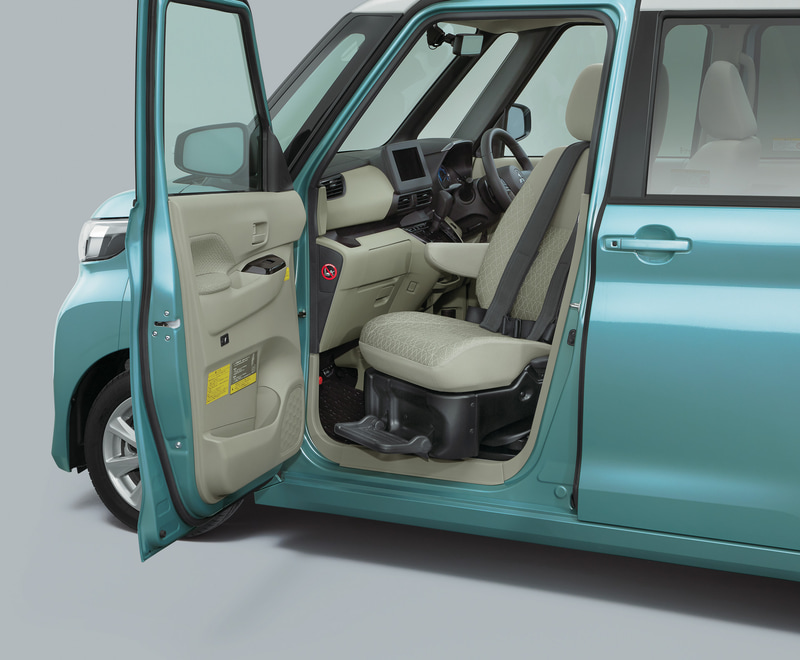 助手席シートが回転して車外へスライドダウンすることで、助手席シート高と車いすの座面をほぼ同じ高さにして、乗り降りの負担を軽減