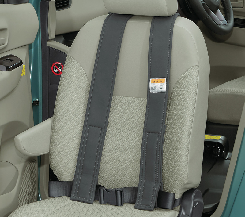 着座姿勢を支える胸部固定ベルトを装備