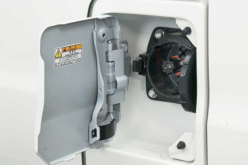 急速充電口（助手席側）と、普通充電口（運転席側）の2つの充電ポートを備える