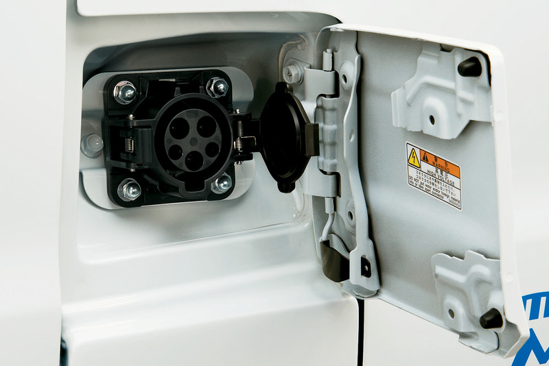 急速充電口（助手席側）と、普通充電口（運転席側）の2つの充電ポートを備える