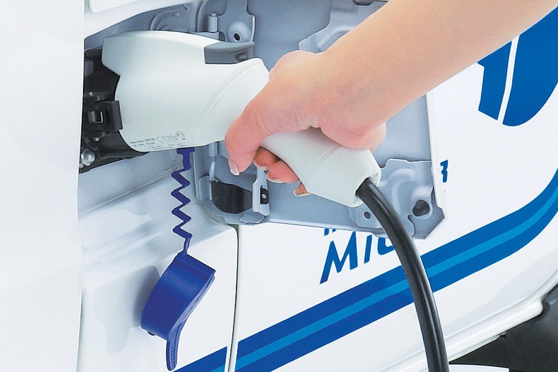 急速充電口（助手席側）と、普通充電口（運転席側）の2つの充電ポートを備える