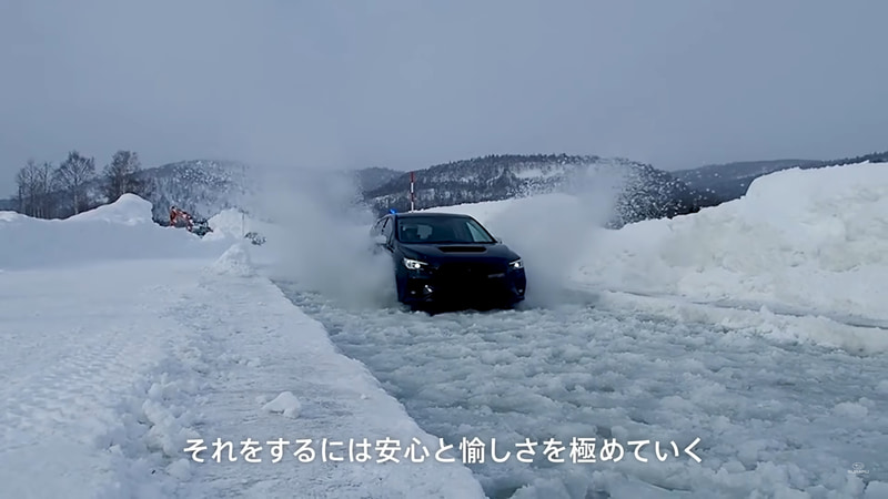 雪上やウェット路面でのテストの模様も映し出される