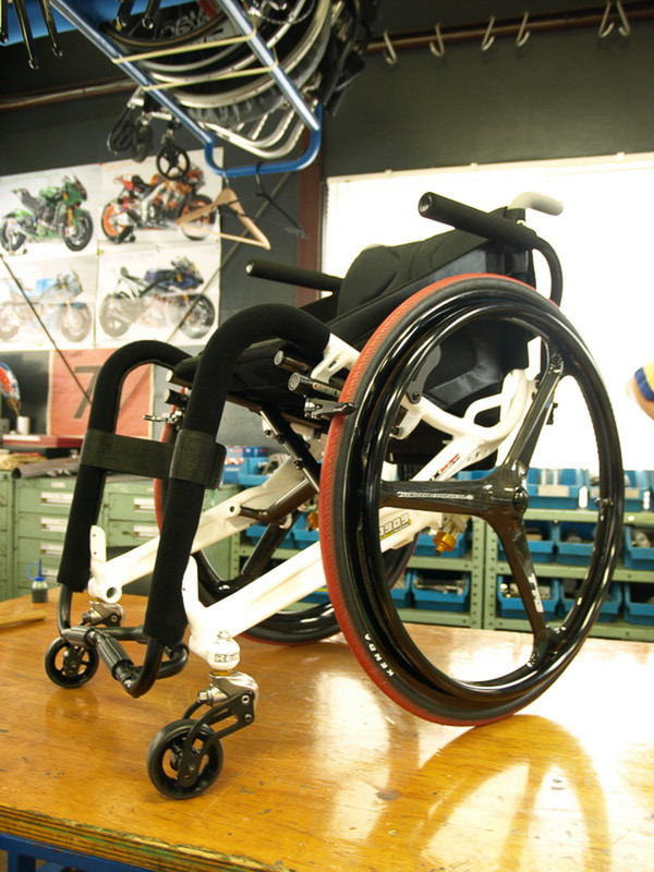 日常の移動にはOXエンジニアリング製の折り畳み車いすを使っています