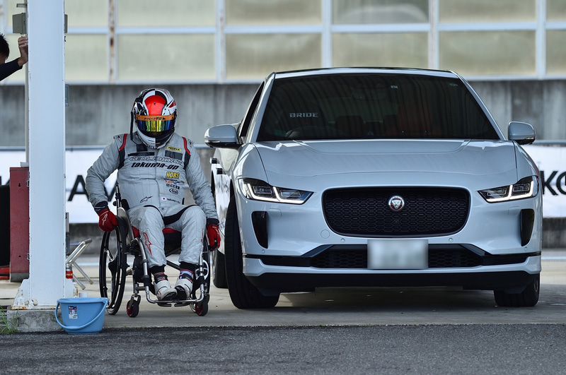 青木選手はこの日も合間をみて、ジャガー「I-PACE」で練習走行をしていました