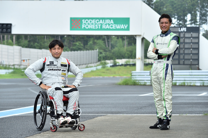 今回のHDRSドライビングスクールの教官は、青木拓磨選手（左）と山田遼選手（右）