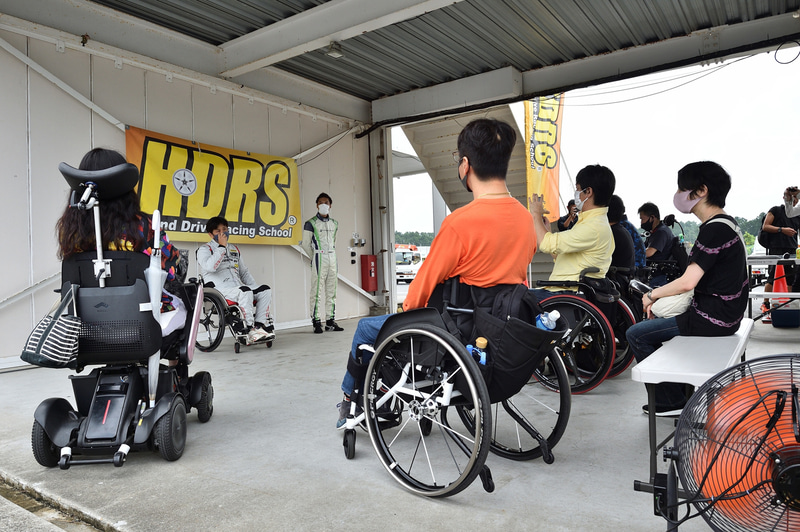 参加者はサーキット走行時の注意点などを座学で学ぶ。みな真剣な眼差しです