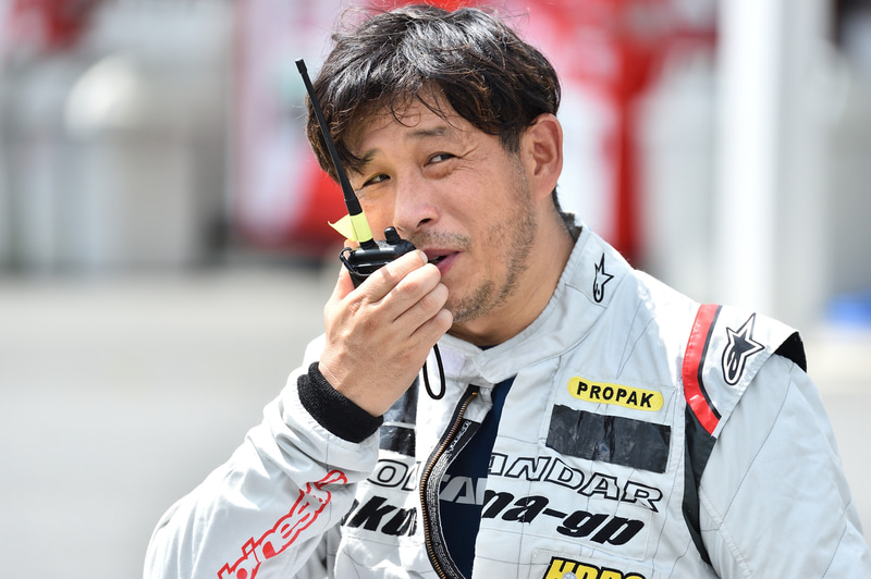 青木選手が走行をチェックしながら、適宜無線でアドバイスしてくれる