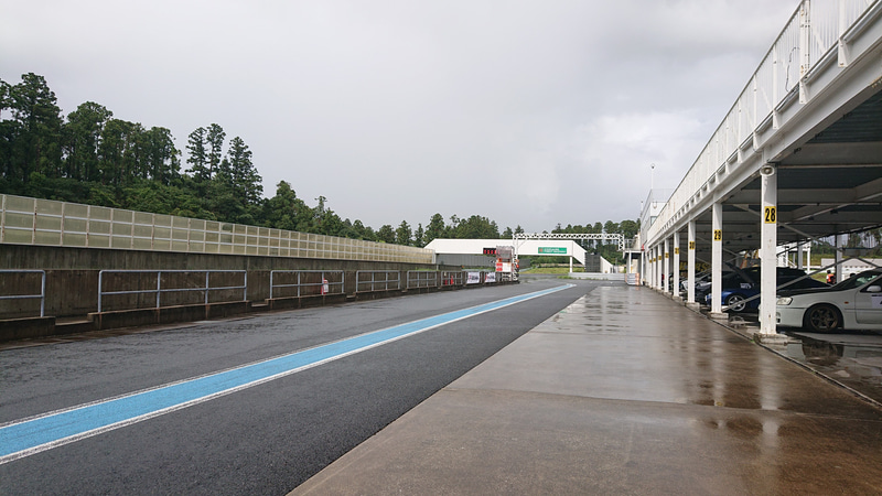 突然のゲリラ豪雨で、午前中とはうってかわってコースはウェットコンディションに