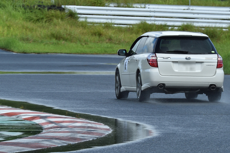 ところどころに残る水たまりを避けてドライブ