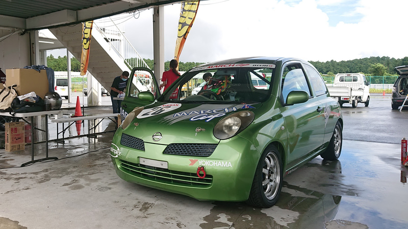 同乗走行には「マーチ12SRのカップカー（5MT）」を使用。車重は890kgで馬力は90PS