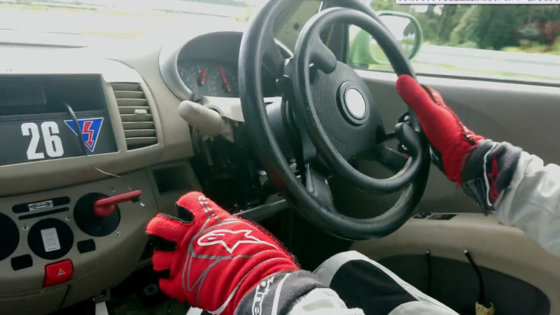 グイドシンプレックス製の手動運転装置で操作。左手のレバーを押すとブレーキ。ハンドル中央のリングを押せばアクセル