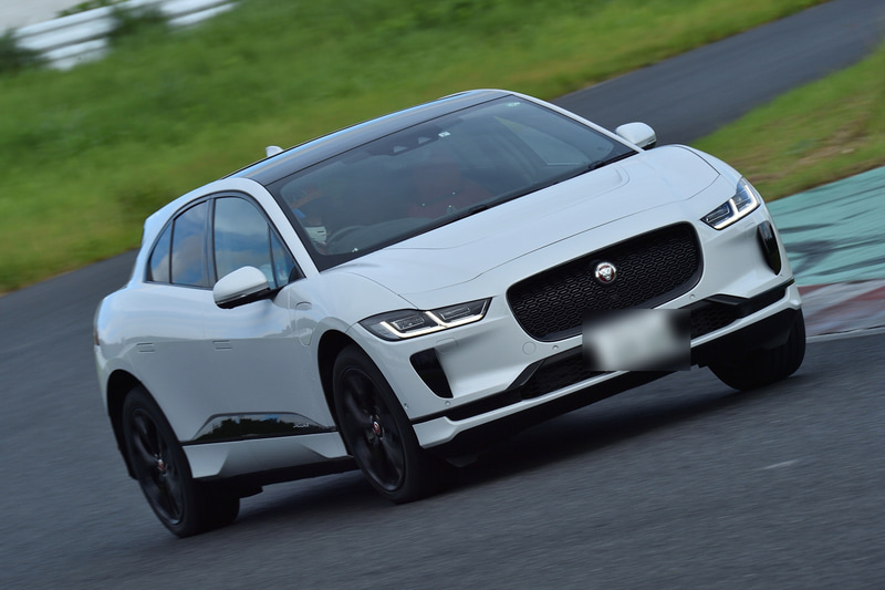 青木選手の駆るジャガーのEV「I-PACE」、カッケー！
