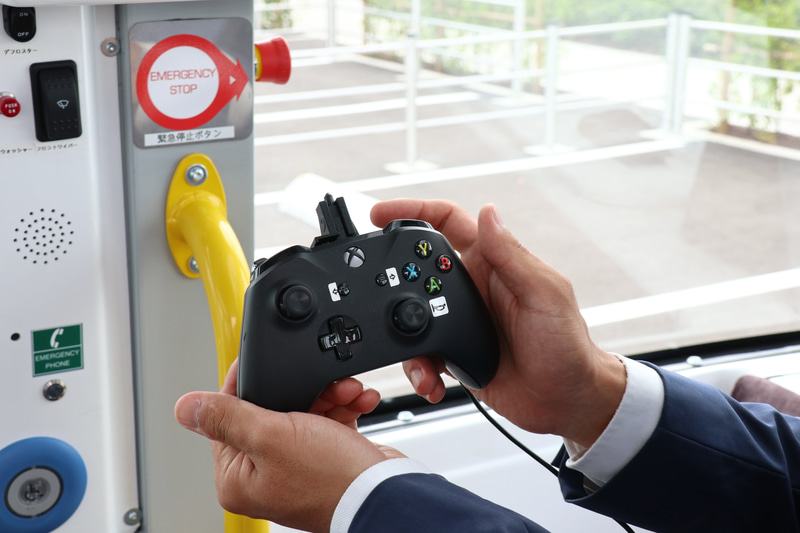 そのほかにコントローラーが装備される。Xbox用だが、Navyaが選んで車両に装備した“純正品”