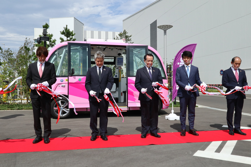 テープカットを行なって運行を開始した