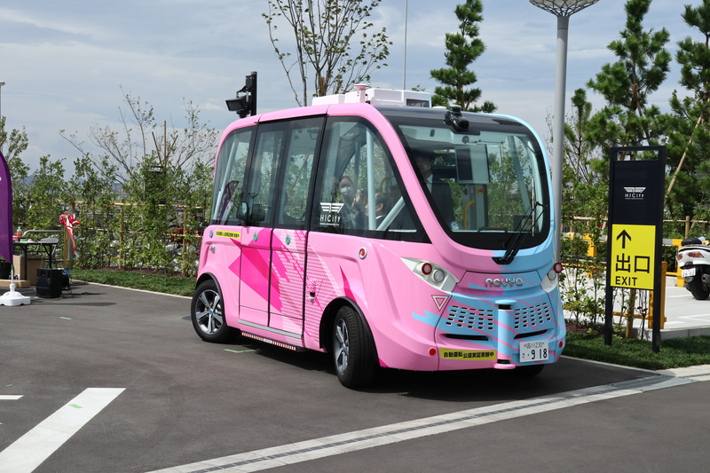 短いデモ走行に出発した