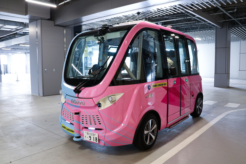 施設内の各ゾーンを巡回する