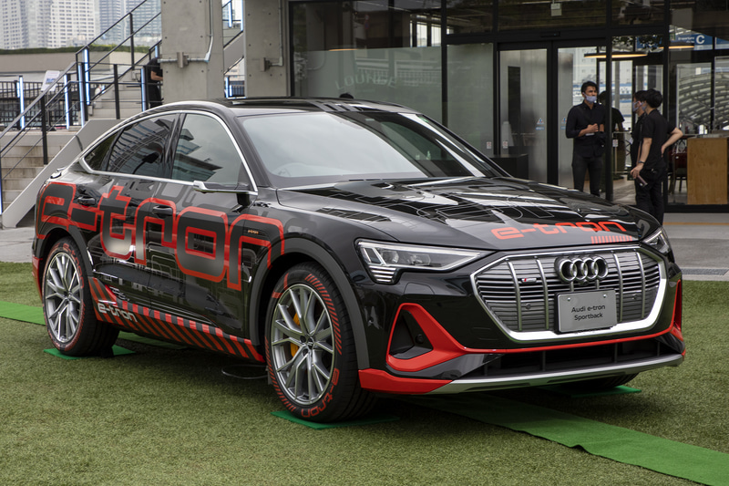 e-tron スポーツバックは、A7 スポーツバックと共通点を持つエクステリアデザイン。ラッピングされているが、ボディカラーはミストブラック メタリック