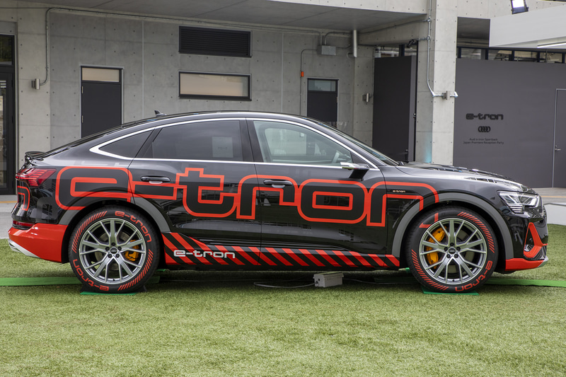 e-tron スポーツバックは、A7 スポーツバックと共通点を持つエクステリアデザイン。ラッピングされているが、ボディカラーはミストブラック メタリック