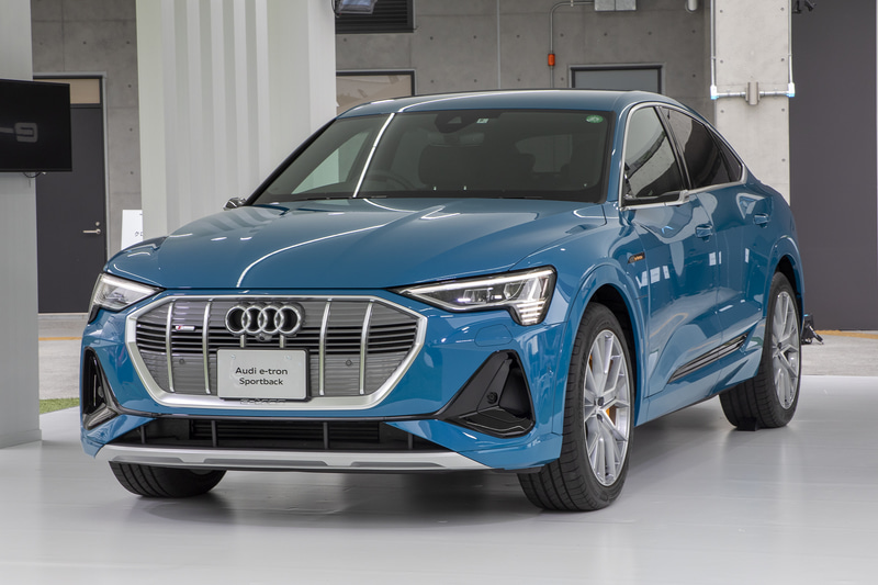 こちらのボディカラーはアンティグアブルー メタリック