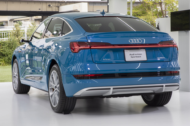 こちらのボディカラーはアンティグアブルー メタリック