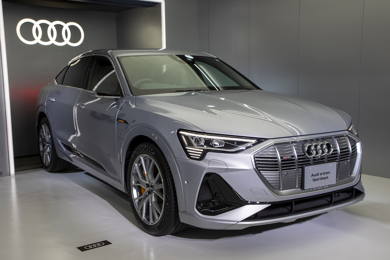 イメージカラーのフロレットシルバー メタリック。ほかにグレイシアホワイト メタリックとデイトナグレー パールエフェクトがある