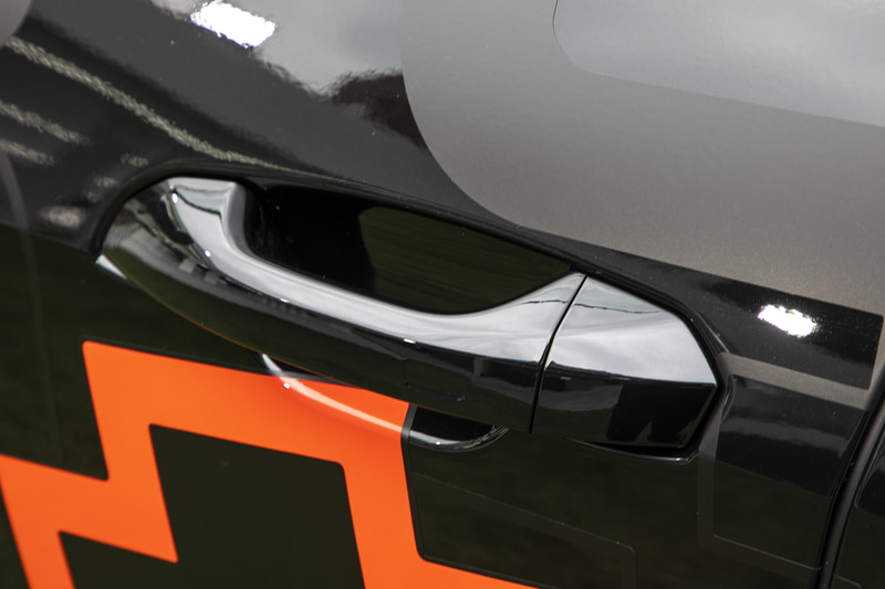 ドアノブは一般的な形状だが、車格なりのドアの重さを感じるので、しっかり握れるこのノブの方が扱いやすい印象だった