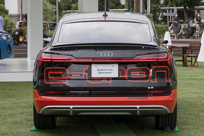 リアにはe-tronとquattroのエンブレムが付く