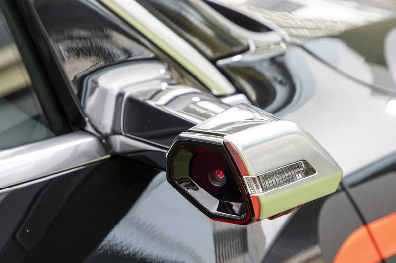 オプションとなるバーチャルエクステリアミラー。ドアトリムに付くモニターで映像を確認する。試乗の機会があったのでミラーの映像を確認できたが、明るいところはもちろん、暗いところでも鮮明に見えた