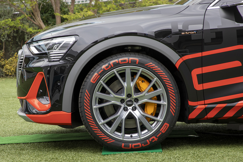 タイヤサイズは265/45R21。2560kgの車重なので、フロントのブレーキキャリパーは大型のものが装着される