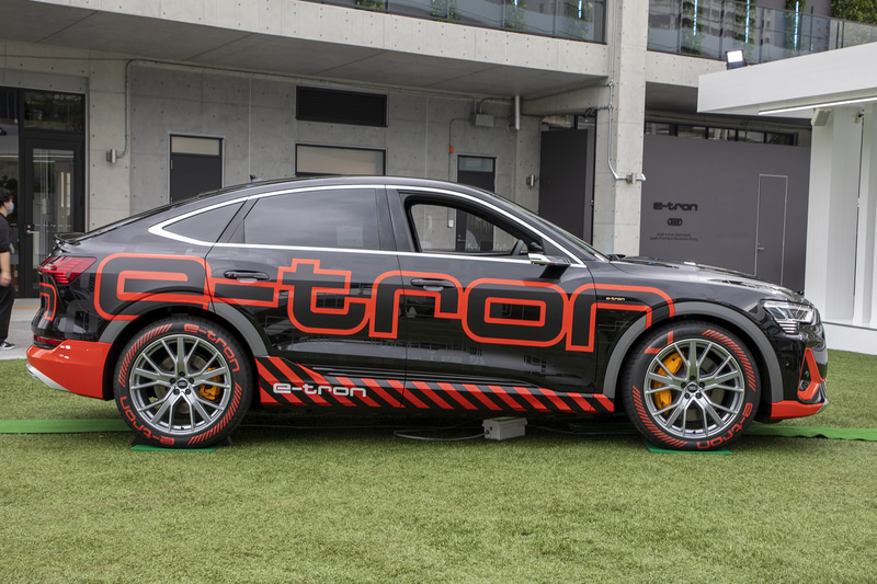 エアサスペンション。モードにあわせて車高が変えられる。高速走行時はさらに低くなり空気抵抗を軽減する